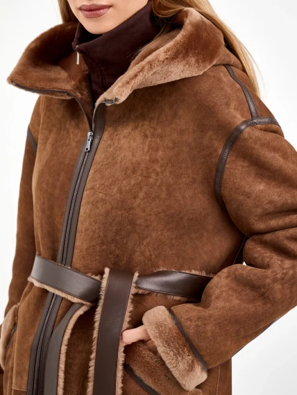 Длинная женская дубленка с капюшоном 2073, коричневая, размер 46, артикул 65240-6