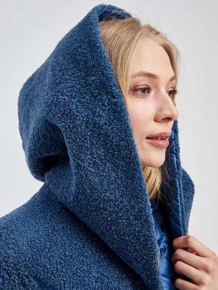 Текстильный женский пуховик с капюшоном и астраганом 807, голубой, размер 46, артикул 13420-2