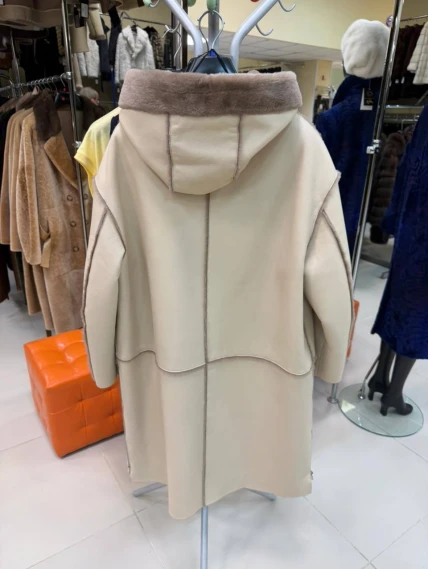 Бежевая женская дубленка с капюшоном 2077, размер 50, артикул 65110-1